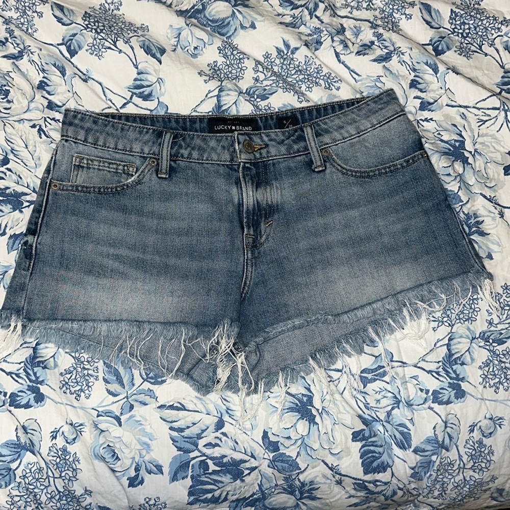 Used/In Great Condition Lucky Brand Jean Daisy Dukes Size 28/6